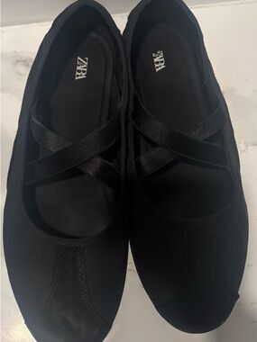 Sporty Zara Black Cross-Strap Ballet Flats